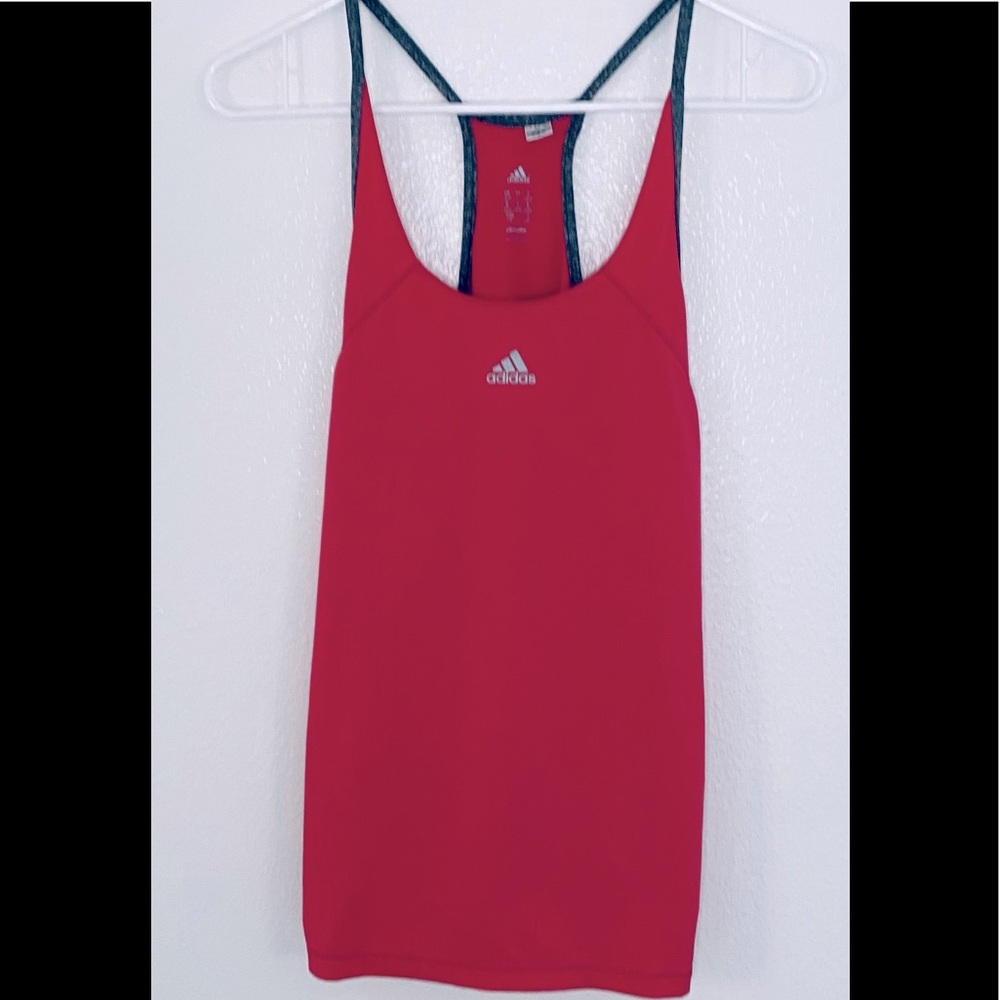 Athletic Adidas Top 🧘🏼‍♀️
